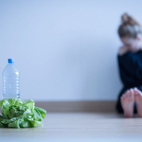 Dzieci karmione piersią w przyszłości jedzą więcej warzyw i piją więcej wody