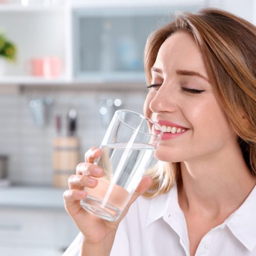 Picie wody na czczo – czy jest korzystne dla zdrowia?