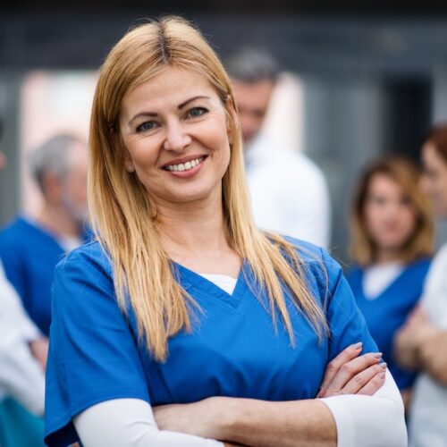 Dlaczego warto zostać licencjonowaną pielęgniarką? Perspektywy zawodowe i korzyści